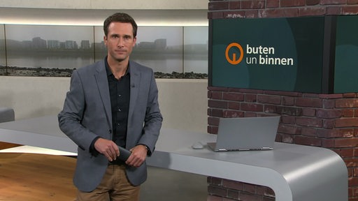 János Kereszti im Studio von buten un binnen.