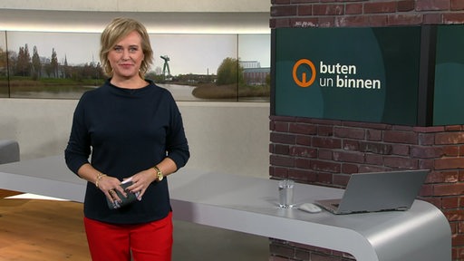 Moderatorin Kirsten Rademacher im Studio von buten un binnen.