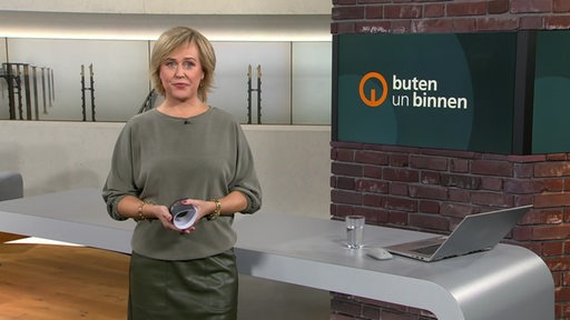 Die Moderatorin Kirsten Rademacher im Studio von buten un binnen.