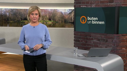 Moderatorin Kirsten Rademacher im buten un binnen Studio. 