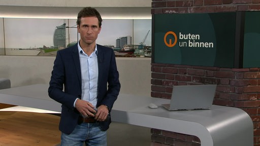 Zu sehen ist der Moderator Janos Kereszti im Studio von buten un binnen.