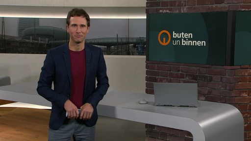 Moderator János Kereszti im Studio von buten un binnen.