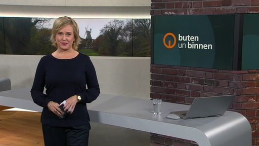 Die Moderatorin Kirsten Rademacher im Studio von buten un binnen