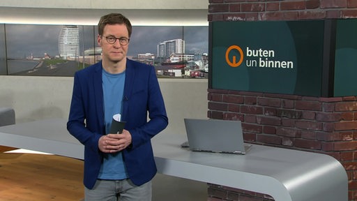 Moderator Felix Krömer im buten un binnen Studio. 