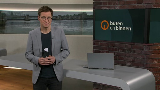 Moderator Felix Krömer im buten un binnen Studio. 