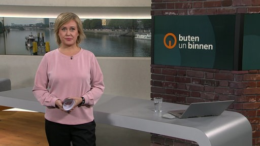 Die Moderatorin Kirsten Rademacher im Studio von buten un binnen.