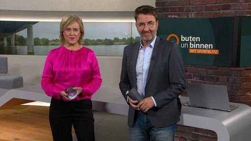 Die Moderatorin Kirsten Rademacher und der Moderator Jan-Dirk Bruns im Studio von buten un binnen mit Sportblitz.