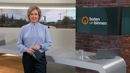 Moderatorin Kirsten Rademacher im Studio von buten un binnen. 