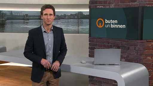 Moderator Janós Kereszti im Studio von buten un binnen.