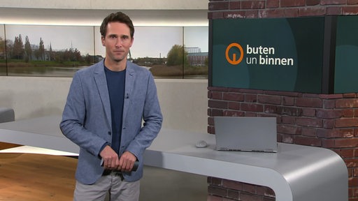 Moderator Janos Kereszti im Studio von buten un binnen