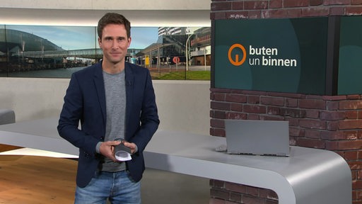 Moderator János Kereszti im Studio von buten un binnen.