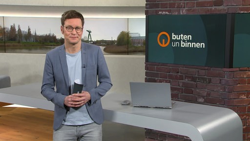 Moderator Felix Krömer im buten un binnen Studio. 