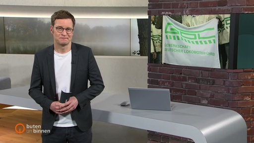 Moderator Felix Krömer im Studio von buten un binnen 