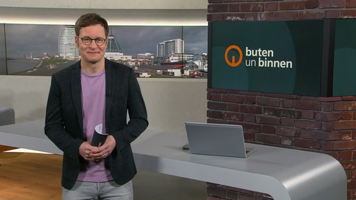 Der Moderator Felix Krömer im Studio von buten un binnen.