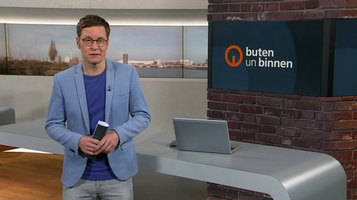 Der Moderator Felix Krömer im studio von buten un binnen.