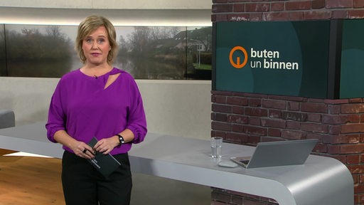 Zu sehen ist dei Moderatorin Kirsten Rademacher im Studio vo buten un binnen.