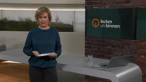 Moderatorin Kirsten Rademacher im Studio von buten un binnen.