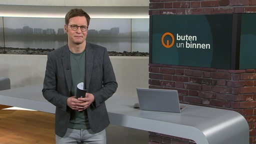 Der Moderator Felix Krömer im Studio von buten un binnen.