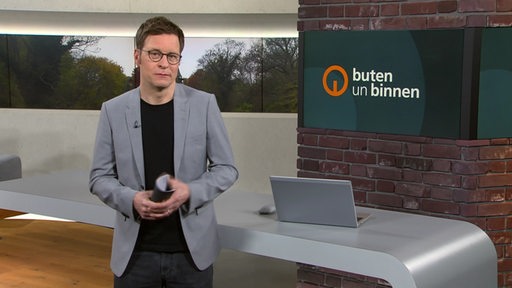 Moderator Felix Krömer im Studio von buten un binnen. 