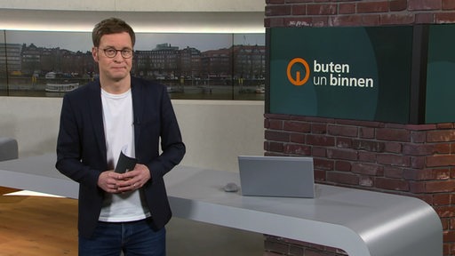 Der Moderator Felix Krömer im Studio von buten un binnen