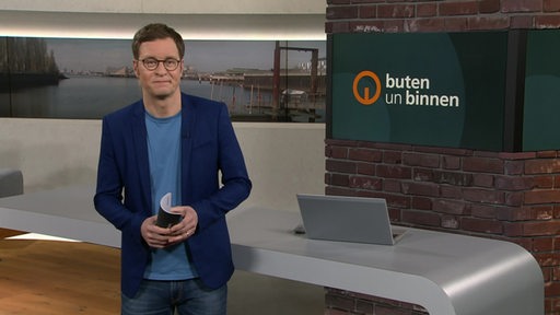 Moderator Felix Krömer im Studio von buten un binnen.