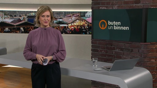 Moderatorin Kirsten Rademacher im Studio von buten un binnen.