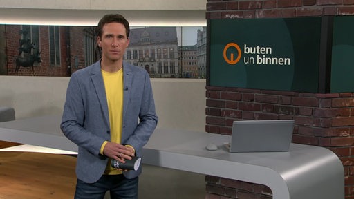 Der Moderator János Kereszti im Studio von buten un binnen.