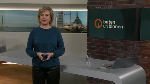 Die Moderatorin Kirsten Rademacher im Studio von buten un binnen