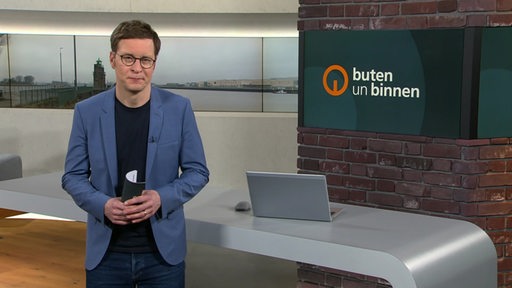 Der Moderator Felix Krömer im Studio von buten un binnen.