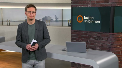 Der Moderator Felix Krömer im Studio von buten un binnen.