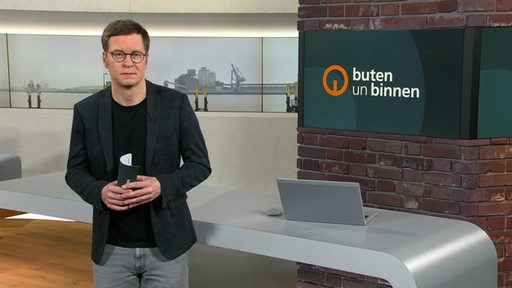 Der Moderator Felix Krömer im Studio von buten un binnen.