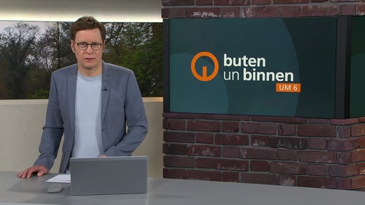 Der Moderator Felix Krömer im Studio von buten un binnen