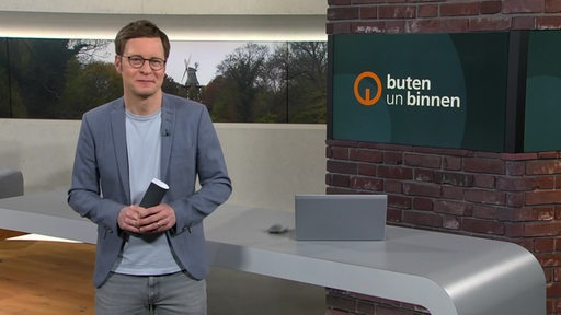 Der Moderator Felix Krömer im Studio von buten un binnen