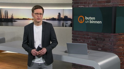 Moderator Felix Krömer im Studio von buten un binnen. 