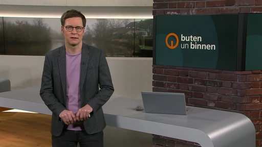 Moderator Felix Krömer im Studio von buten un binnen