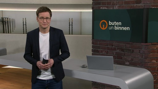 Moderator Felix Krömer im Studio von buten un binnen. 