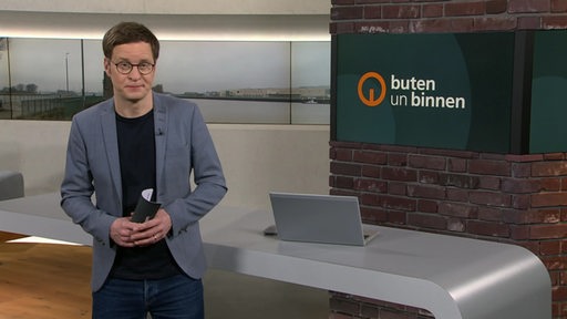 Moderator Felix Krömer im Studio von buten un binnen. 