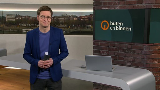 Der Moderator Felix Krömer im Studio von buten un binnen.