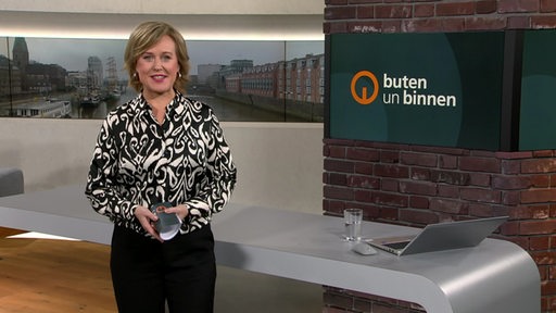 Die Moderatorin Kirsten Rademacher im Studio von buten un binnen.