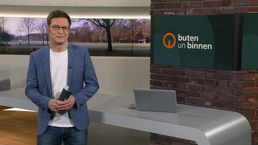 Der Moderator Felix Krömer im Studio von buten un binnen