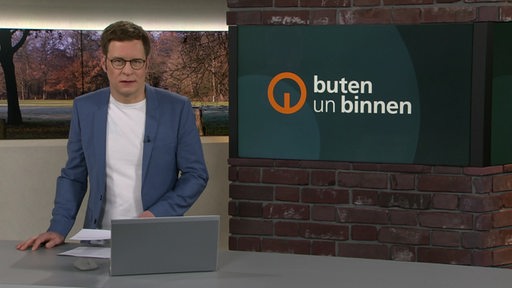 Zu sehen ist der Moderator felix Krömer im Studio von buten un binnen.