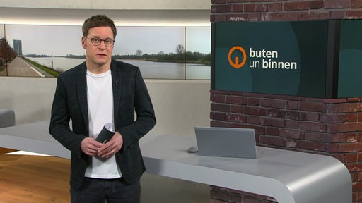 Zu sehen ist der Moderator Felix Krömer im Studio von buten un binnen.