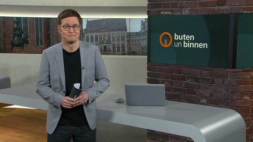 Der Moderator Felix Krömer im Studio von buten un binnen.