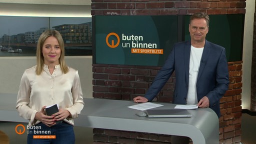 Die Moderatoren Lea Reinhard und Stephan Schiffner im Studio von buten un binnen