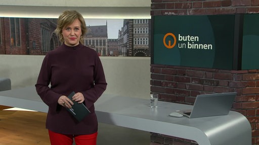 Moderatorin Kirsten Rademacher im Studio von buten un binnen.