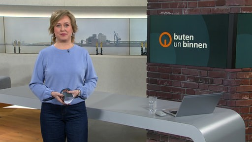 Zu sehen ist die Moderatorin Kirsten Rademacher im Studio von buten un binnen.