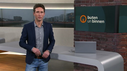 Zu sehen ist der Moderator Janos Kereszti im studio von buten un binnen.