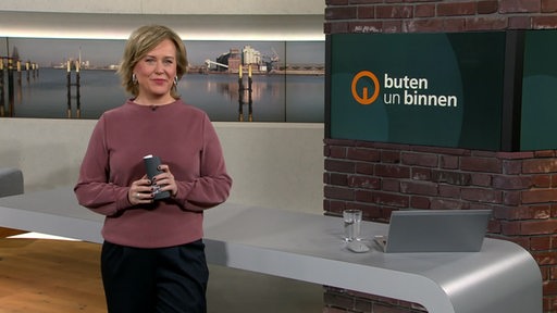 Moderatorin Kirsten Radermachen im Studio von biten un binnen