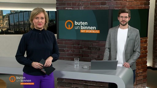 Die Moderatoren Kirsten Rademacher und Niko Schleicher im Studio von buten un binnen mit Sportblitz.