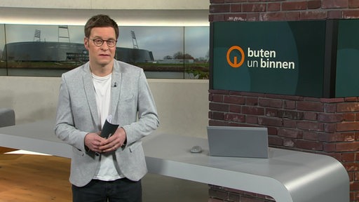 Der Moderator Felix Krömer im Studio von buten un binnen.